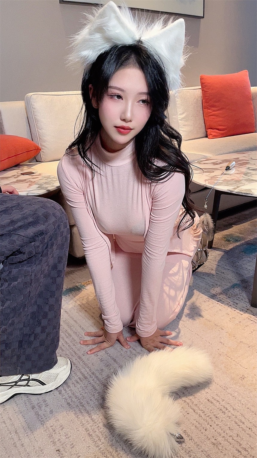 秀人网抖娘利世 – 宠物人妻+出轨女友+透视黑丝 43P+3V